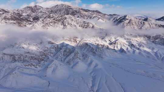 新疆伊犁冬季雪山云雾穿云壮观航拍风景