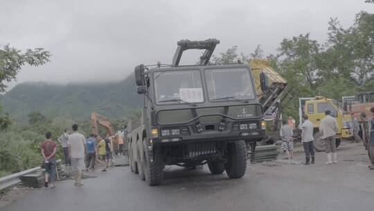 抗洪抢险舟桥官兵打通道路LOG