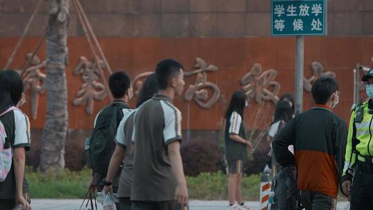 警察形象中国广东交警指挥疏导学校区交通