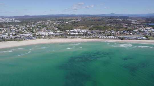 澳大利亚新南威尔士州沃明湾金斯克利夫镇和海滩的鸟瞰图。