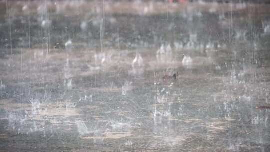 雨天水滴下雨意境