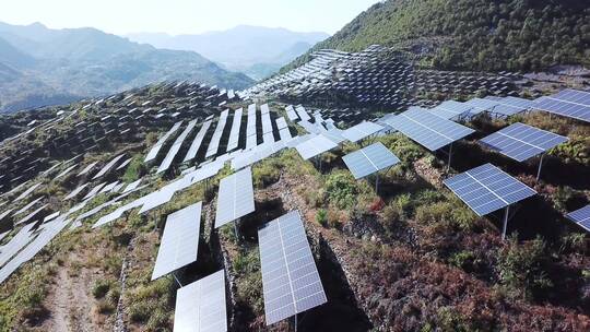 航拍山上光伏太阳能电池板