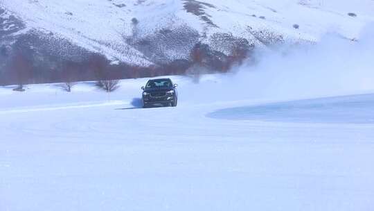 汽车在雪地奔驰 航拍