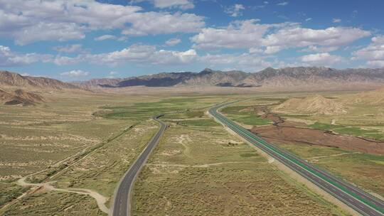 G6国道京藏高速公路格尔木段航拍景观