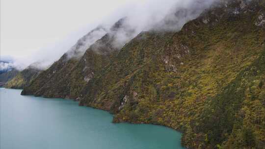 四川川西湖泊高原湖泊水源头纯净水清澈碧绿