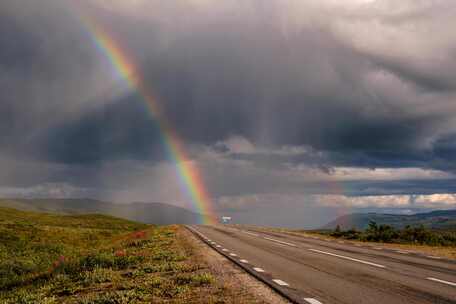 公路上雨后彩虹