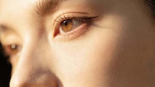 女性眼睛微距特写