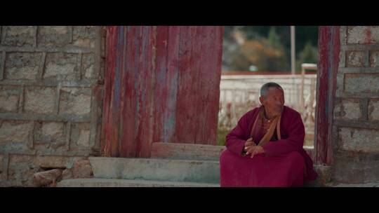 喇嘛坐在寺庙门口