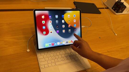 苹果体验店苹果品牌手机笔记本MAC电脑实拍视频素材模板下载