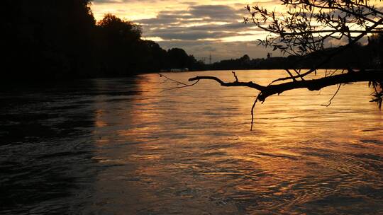 夕阳下的河流视频素材模板下载