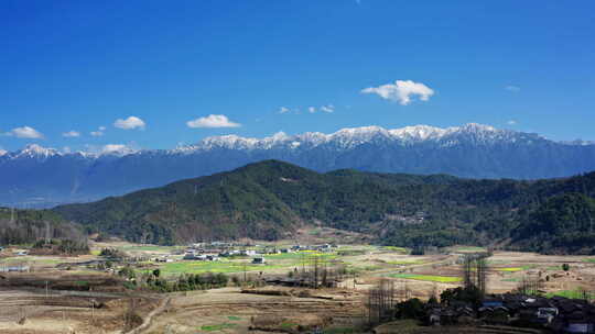 冬天雪山下的农田村庄