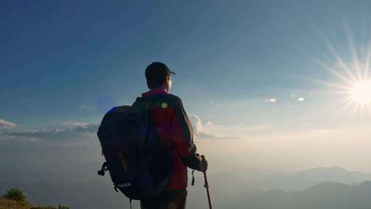 男人山顶伫立沉思欣赏风光