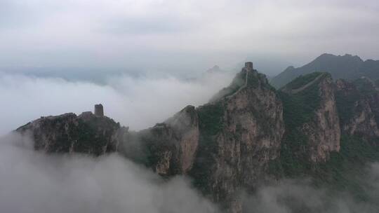 明代司马台长城夏季瀑布云海风光