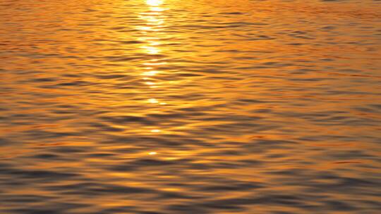 日落波光粼粼的水面