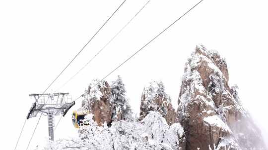 河南老君山雪后旅游索道缆车旅行