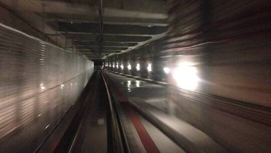 城市地下隧道高铁视角
