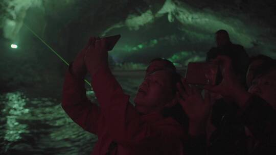 充水溶洞景区乘船游览的游客视频素材模板下载