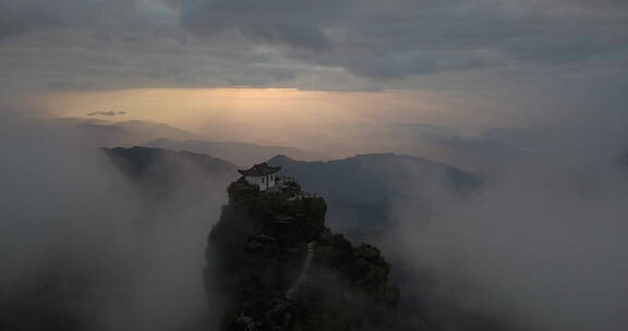 贵州梵净山云雾山顶房屋霞光