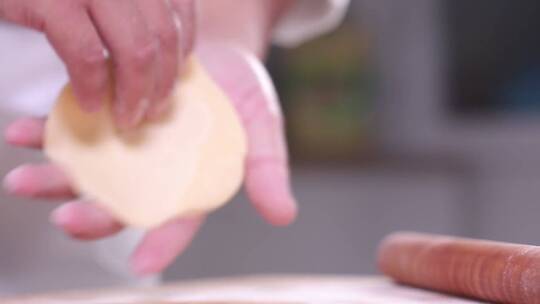 擀面皮制作蛋黄酥 (3)视频素材模板下载