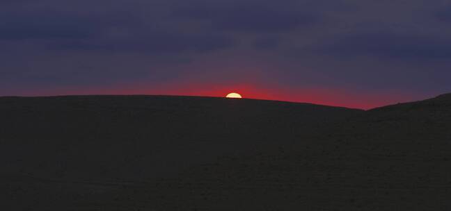 沙漠的红色太阳