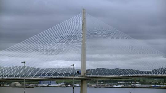 苏格兰东海岸新旧昆斯费里大桥远景视频素材模板下载