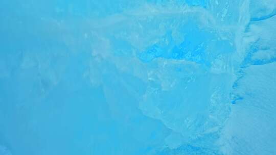 潜入迷人的冰在阳光照射下发光的世界。倒影视频素材模板下载