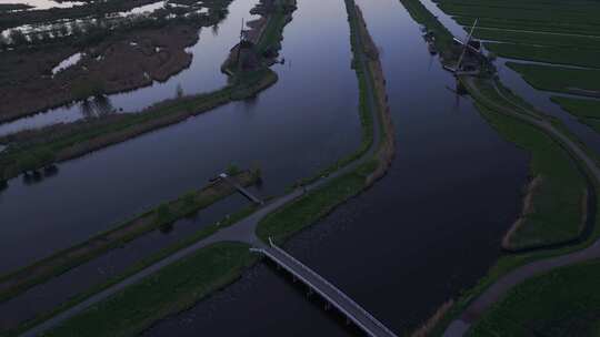 荷兰沿河传统风车的鸟瞰图。