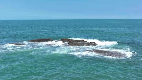 海中礁石航拍海水冲刷礁石潮水海浪拍打岩石