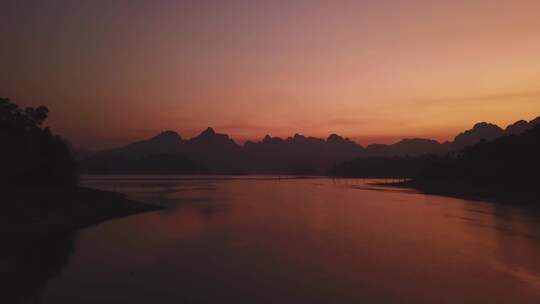 黄昏时分的山水风光全景