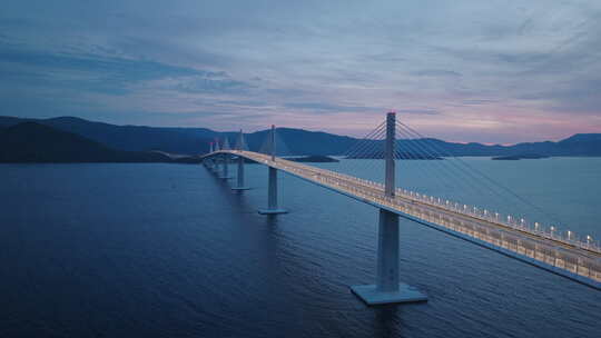 横跨地中海的现代桥梁。
