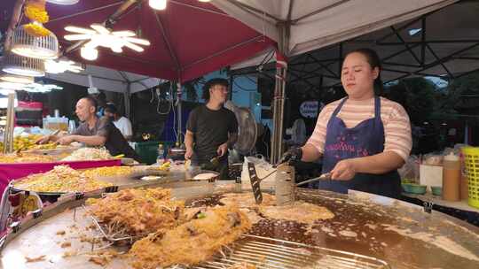 泰国清迈铁板上正在烹饪的煎蛋