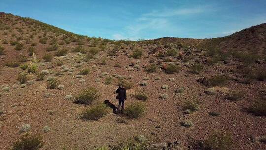 摄影师带着三脚架穿越沙漠