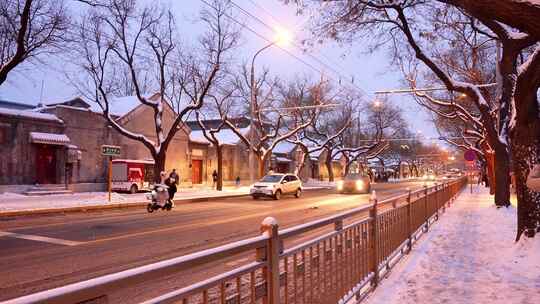 北京雪景行人汽车 街道马路雪景