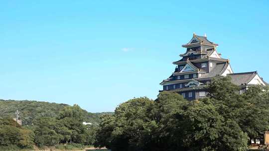 公园里的建筑，日式屋顶在阳光下的湖面上