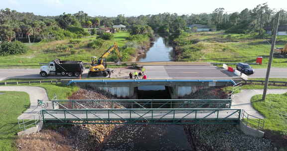 洪水冲刷沥青后河道破坏公路桥的重建