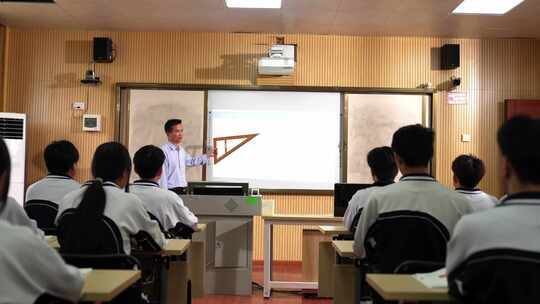广西学校学生在教室上课视频素材模板下载