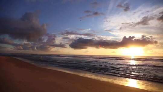 清晨黄昏沙滩海边视频素材模板下载