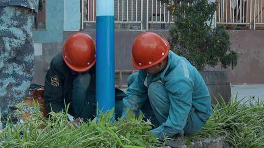 乡村振兴亮化工程电工安装路灯电杆