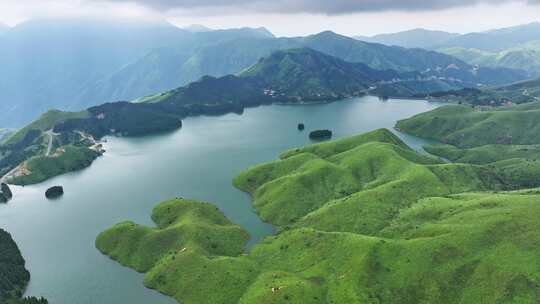 云雾缭绕的青山绿水自然景观