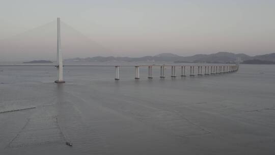 厦漳大桥日暮环绕侧飞上升D-log航拍视频