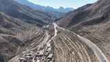 航拍山间蜿蜒公路高清在线视频素材下载