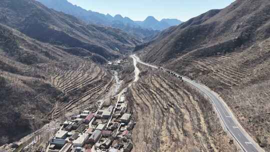 航拍山间蜿蜒公路