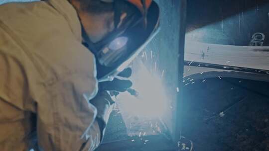 高清实拍工厂工业焊接电焊人物工作