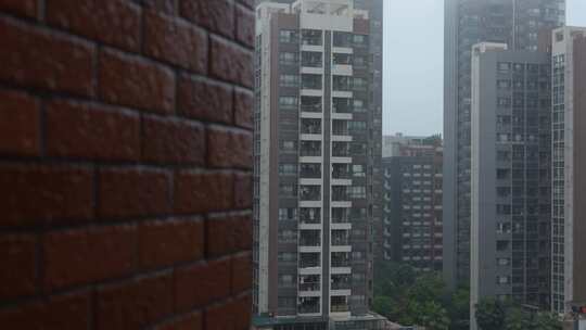 雨天的城市住宅楼实拍