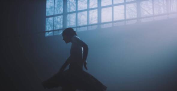 芭蕾舞演员在昏暗的舞台上跳舞