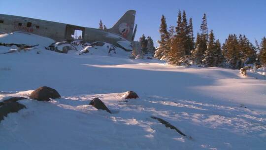 北极冰冻雪山的坠毁飞机