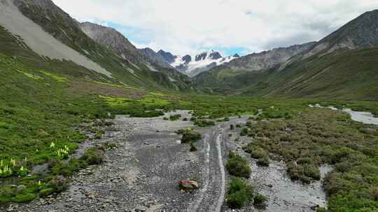 航拍川西格聂山区阿萨贡格雪山草原风光