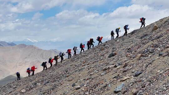 航拍攀登慕士塔格峰冰川冰塔林旁的登山队