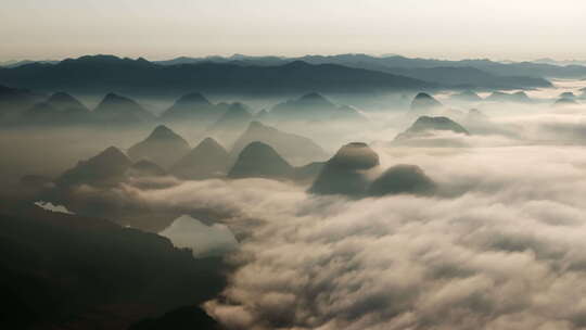 云雾中的喀斯特地貌山水湖泊唯美中国风