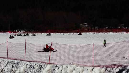 风景区内的雪地摩托